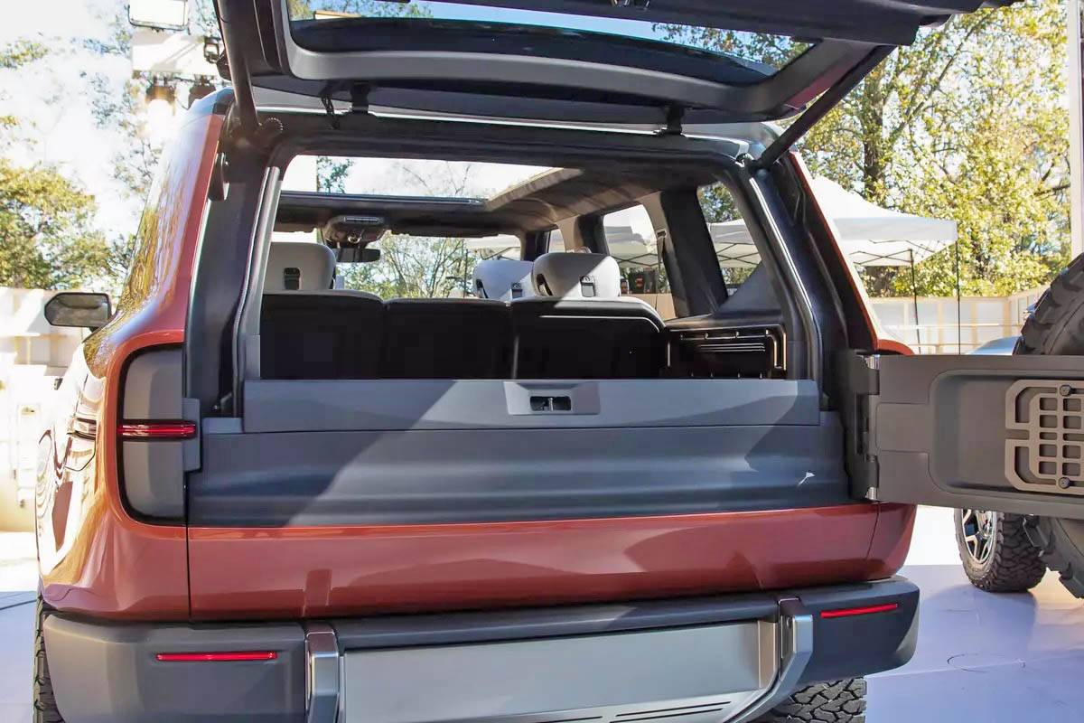 scout traveler suv cargo trunk photos images split tailgate 2.jpeg