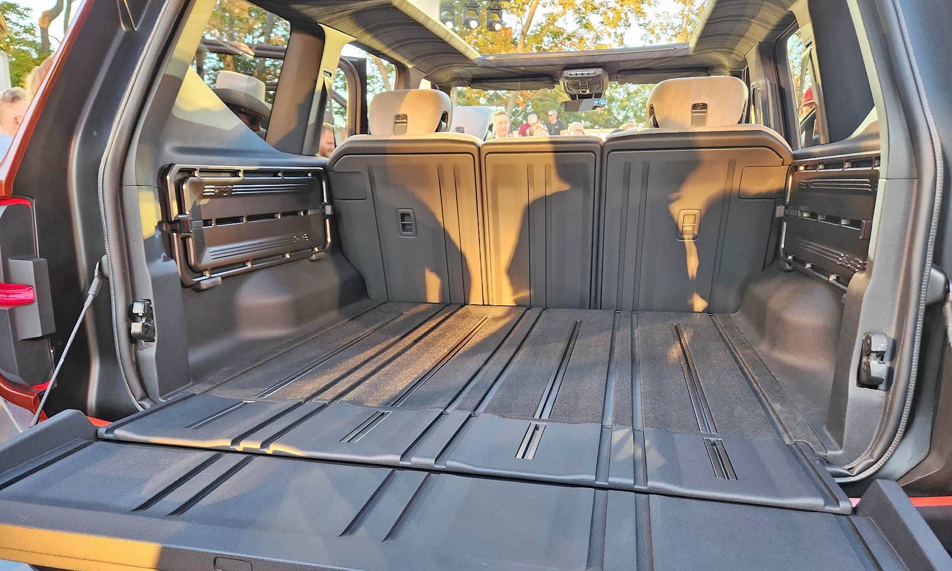 suv-cargo-trunk-photos-images-split-tailgate-3-jpg.jpg