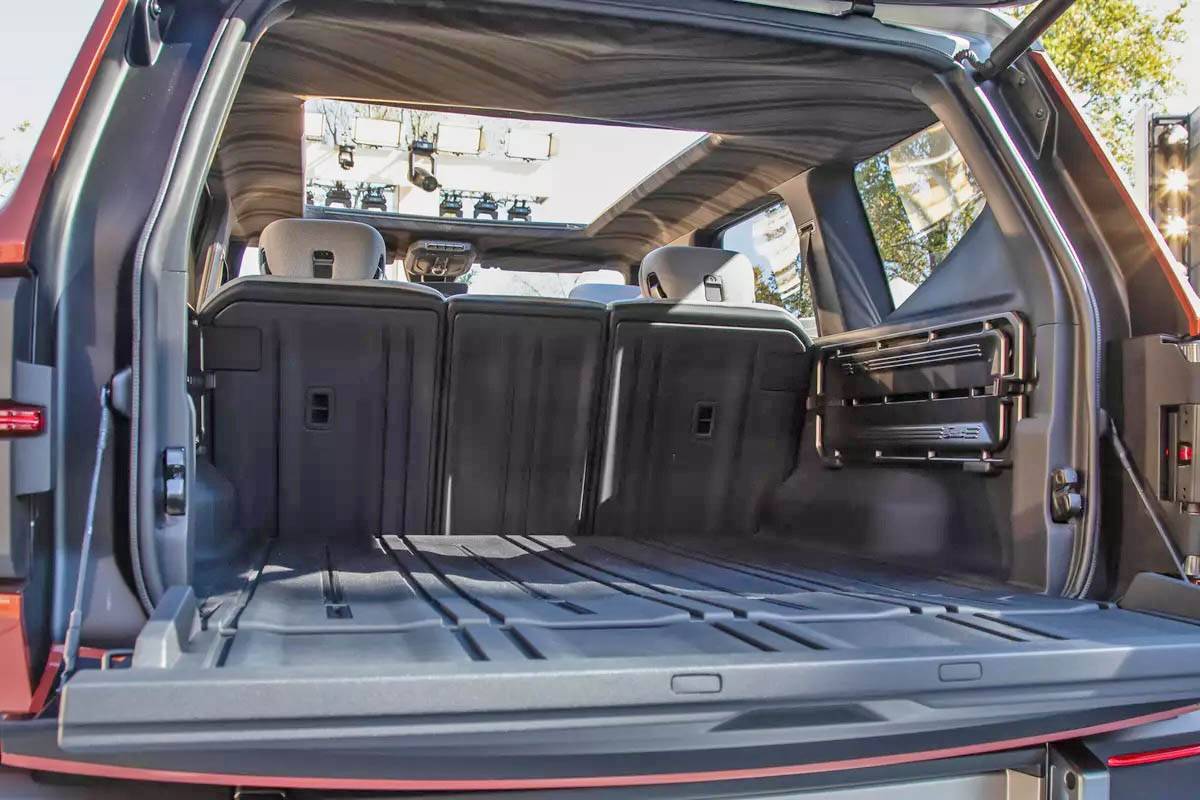 uv-cargo-trunk-photos-images-split-tailgate-1-jpeg.jpg