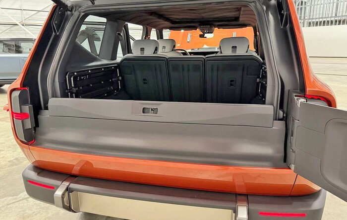 Rear Window Flip-Up (Scout Traveler Liftgate) + Split Tailgate + 40/20/40 Split Seats - New Photo